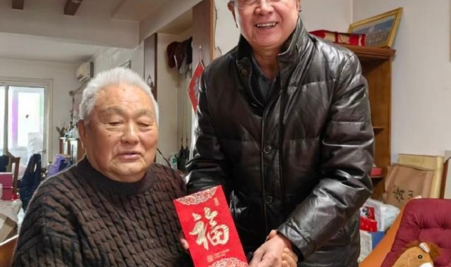 九游体育-宋凯春节前看望足坛元老年维泗，在家每天都关注冬奥