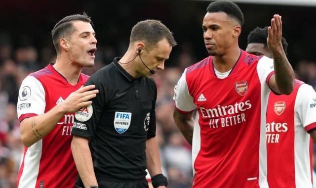 九游体育官网入口-三重打击注定枪手被逆转 球迷：裁判该穿曼城球衣！