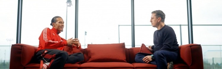 九游体育app-范戴克对话内维尔：退役球星在批评新一代球员时，是要负有责任的